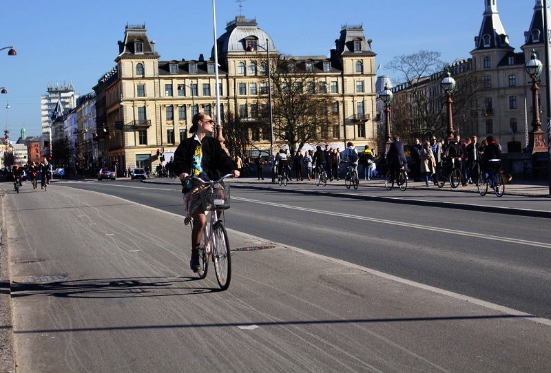 Đạp xe dọc theo hồ Nørrebro ở Copenhagen