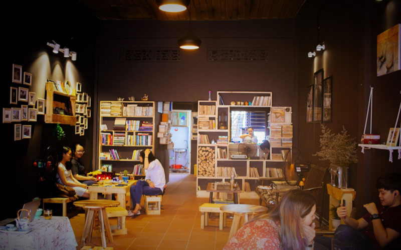 Một trong những quán cà phê sách thu hút đông đảo bạn đọc nhất phải kể đến La Pensee Cafe & Librairie