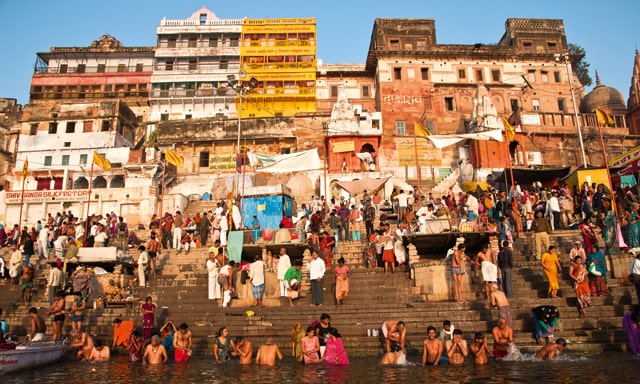 Người dân Varanasi tập trung quanh bến sông 