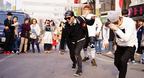 nhóm nhảy trên phố Hongdae - seoul mùa đông