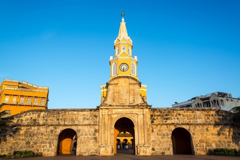 Cổng tháp đồng hồ lịch sử là lối vào chính vào thành phố cổ của thành phố Cartagena, Colombia