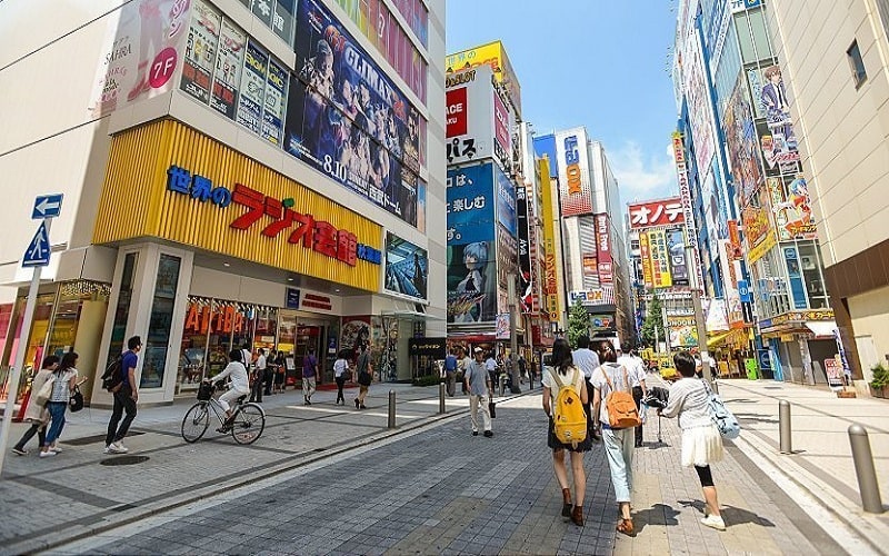 Akihabara còn nổi tiếng trên khắp thế giới với danh tiếng là khu phố điện tử hàng đầu
