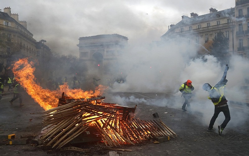 Giữa điểm nóng bạo loạn Paris, du khách cần làm gì?