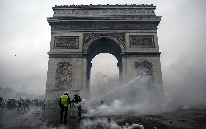 Giữa điểm nóng bạo loạn Paris, du khách cần làm gì?