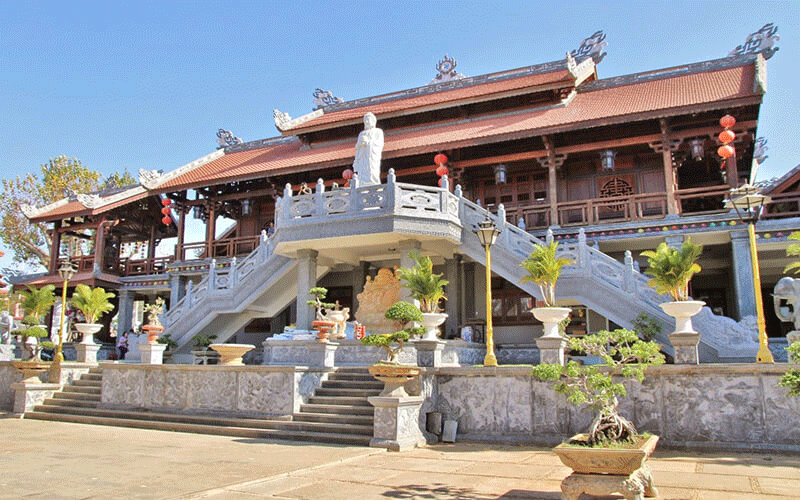 Chùa sắc tứ Khải Đoan là ngôi chùa được xem là lớn nhất thành phố Buôn Ma Thuột và cả tỉnh Đắk Lắk