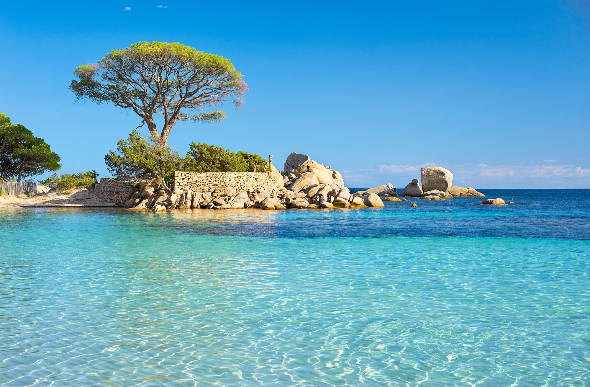 Bãi biển xanh trong ở hòn đảo Corse