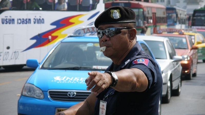 Tại sao Thái Lan cấm cảnh sát không đeo kính râm?