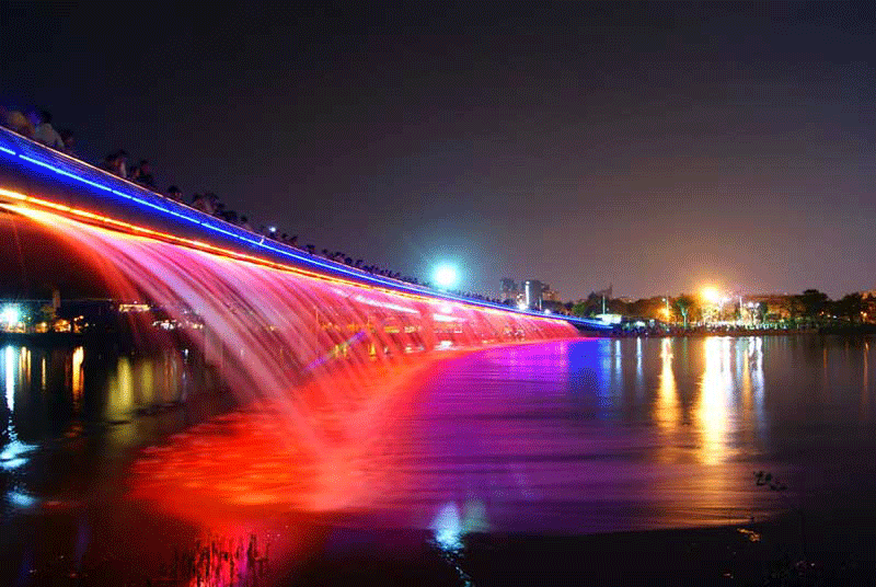 Cầu Ánh Sao với hai bên quảng trường Sài Gòn