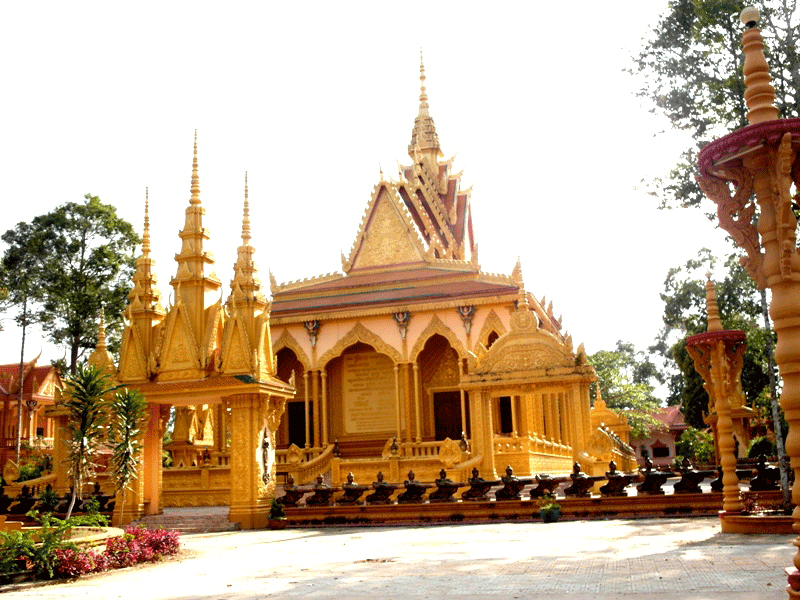 Cổng chùa Âng được trang trí với đa dạng nhiều bức tượng