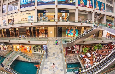 Bên trong trung tâm mua sắm Far East Plaza