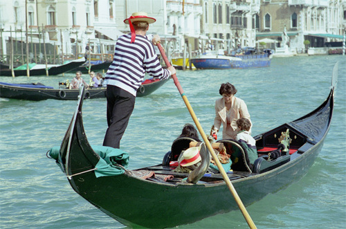 Gondola là phương tiện di chuyển mang tính biểu tượng ở Venice