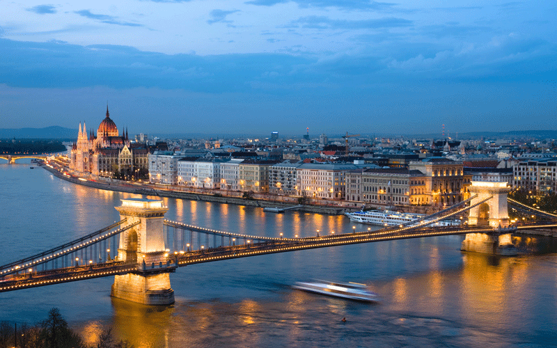 Hai bờ Buda và Pest nối với nhau bằng 9 cây cầu bắc qua qua sông Danube	