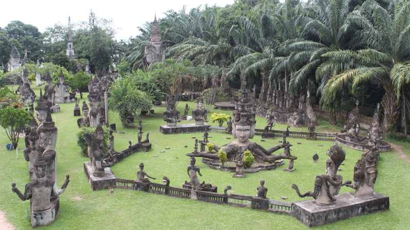 Hàng nghìn tượng cổ được trưng bày khắp khuôn viên ngôi chùa