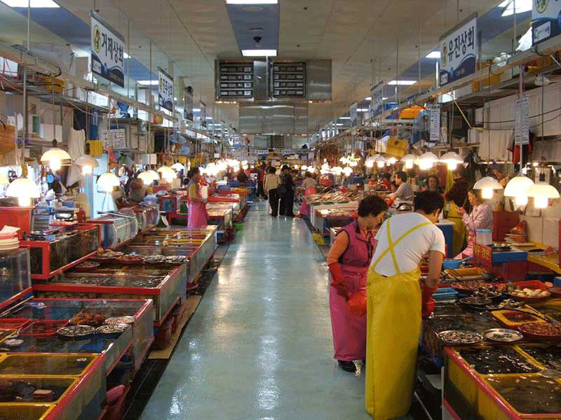 Khung cảnh mua bán tấp nập ở chợ Noryangjin