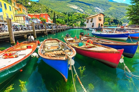 Những con thuyền hoàn toàn đẹp bập bùng trên hồ Garda