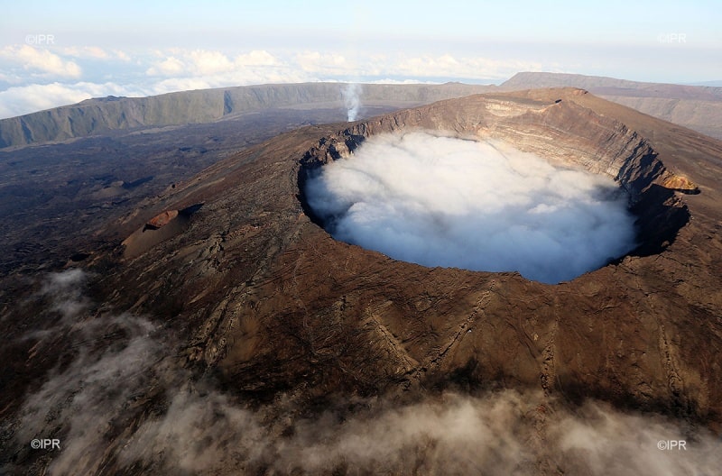 Đỉnh núi lữa mờ khói ở La Réunion