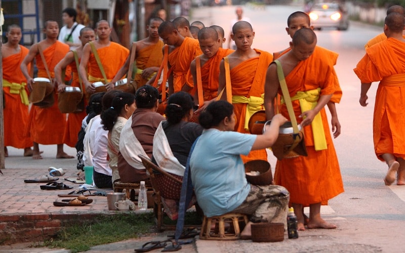  Tham gia lễ ALMS Giving vào sáng sớm