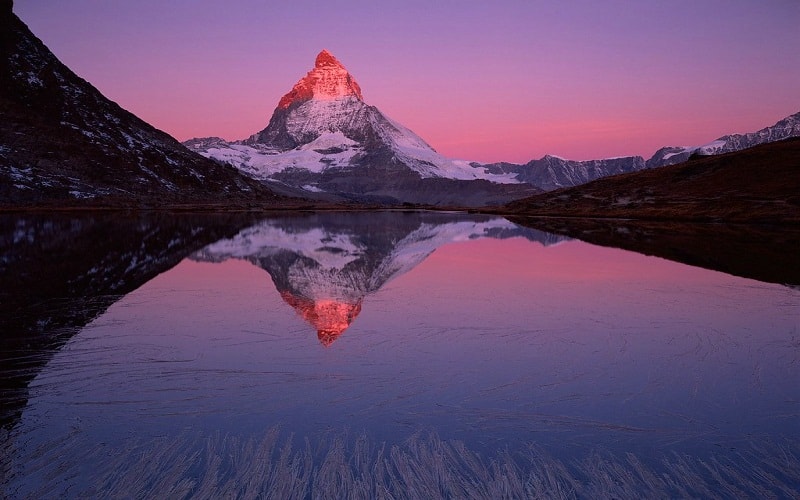  Matterhorn giống như một kim tự tháp với bốn mặt hình tam giác hội tụ lại một đỉnh.