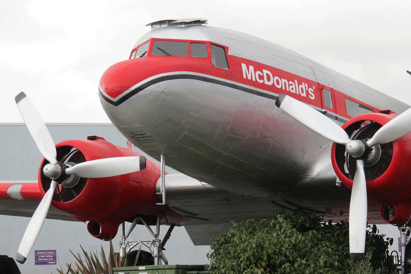 McDonald ở New Zealand được xây dựng trên một chiếc máy bay DC-3
