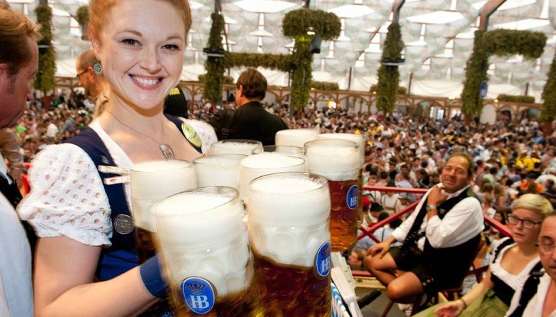 Cô phục vụ tay ôm kha khá bia hơi tại Oktoberfest