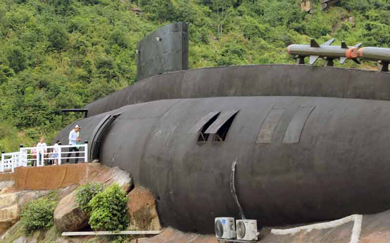 Mô hình tàu ngầm Kilo trên núi Khánh Hòa thu hút du khách