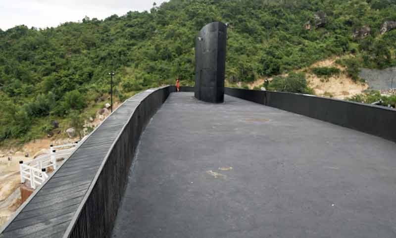 Mô hình tàu ngầm Kilo trên núi Khánh Hòa thu hút du khách