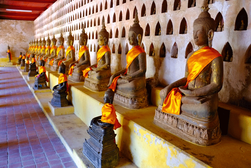 Mặt bên trong chính điện có hàng ngàn bức tượng Phật