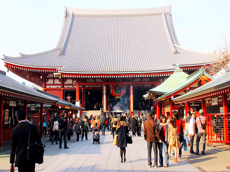 Mọi người đổ xô về đền Fushimi Inari để cầu nguyện