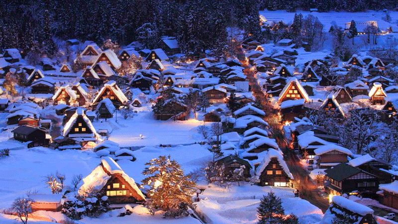 Ngôi làng cổ tích lung linh dưới ánh đèn và tuyết trắng