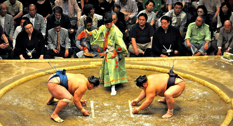 Cuộc thi Sumo New Year Basho truyền thống hàng năm ở Nhật Bản