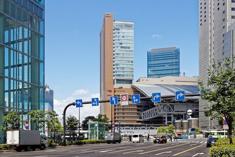 Đường một chiều ở Osaka khá rộng và thông thoáng