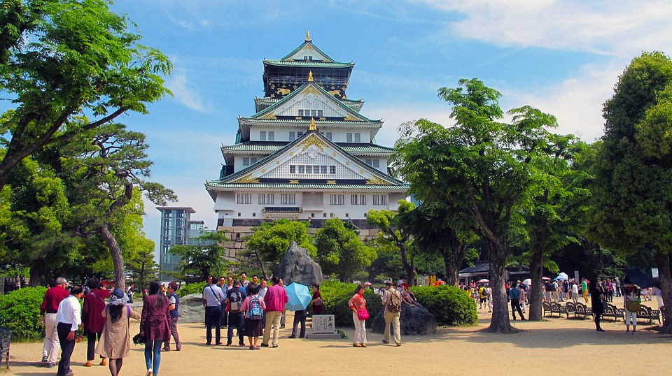 Lâu đài Osaka thu hút khách tham quan