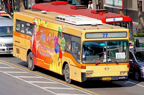 Xe bus màu thường thông thoáng và có điều hòa