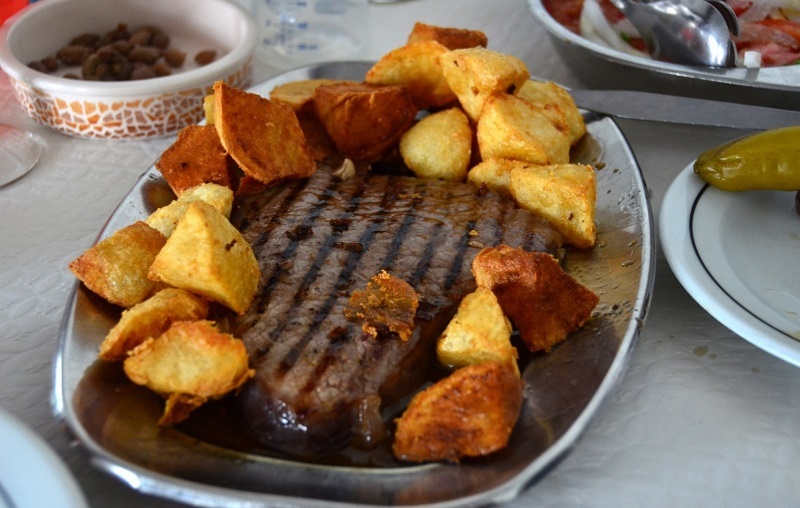 Bít tết Bồ Đào Nha với khoai tây