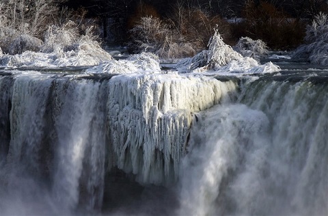 Đa số khách du lịch lầm tưởng rằng ngọn thác đã ngừng chảy vì bề mặt đóng băng