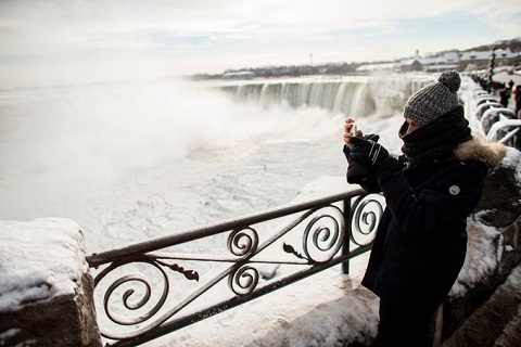 du khách thích thú chụp ảnh thác Niagara