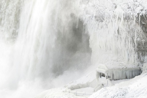  thác Niagara phủ màu trắng xóa của băng tuyết