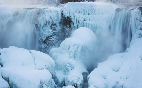  thác Niagara đóng băng trên bề mặt