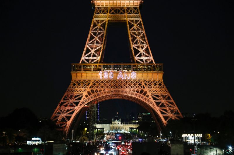 Tháp Eiffel kỷ niệm sinh nhật l30 tuổi