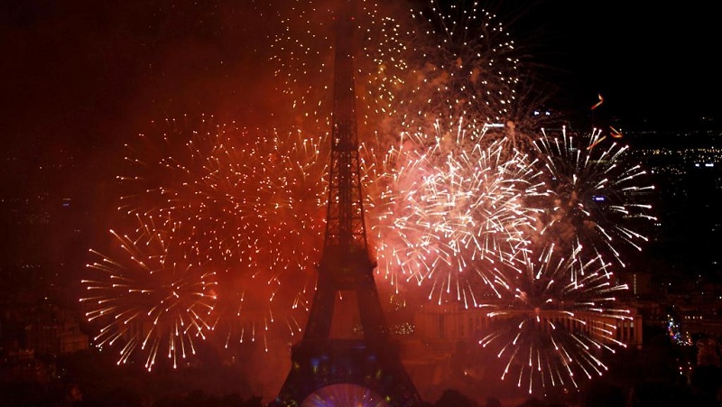 Tháp Eiffel kỷ niệm sinh nhật l30 tuổi