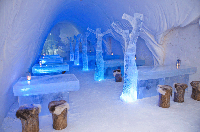 Toàn bộ nhà hàng đều được chạm khắc từ băng tuyết