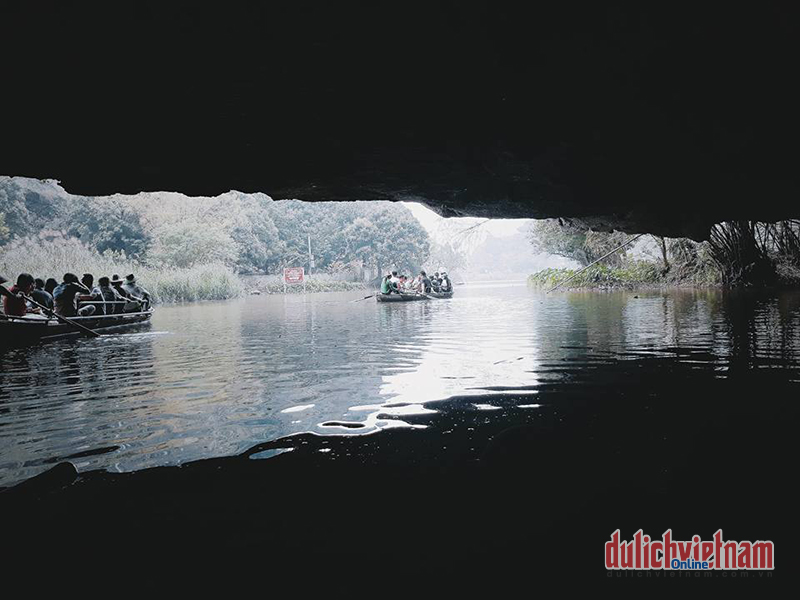 Về Ninh Bình xuôi dòng nước bạc, ngắm mặt gương soi