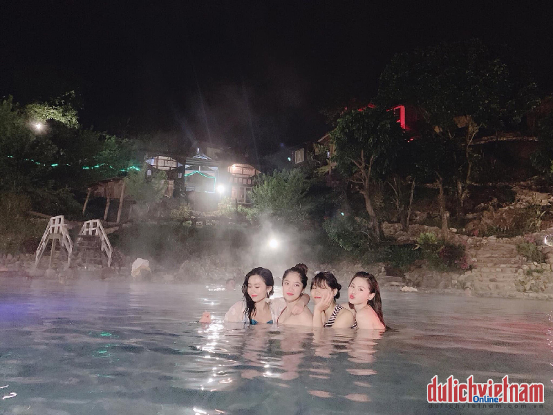 Thích thú với trải nghiệm suối nước nóng Trạm Tấu của “tứ đại mỹ nhân” Hà Thành