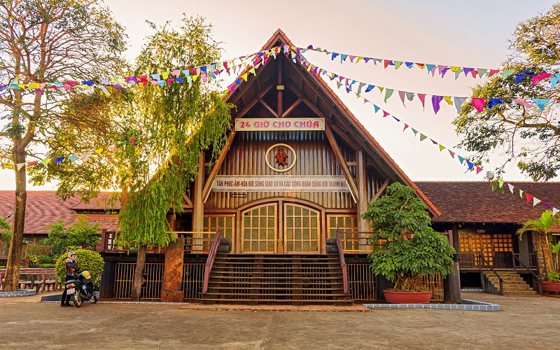 Tòa Giám Mục địa điểm du lịch nổi tiếng ở Kon Tum