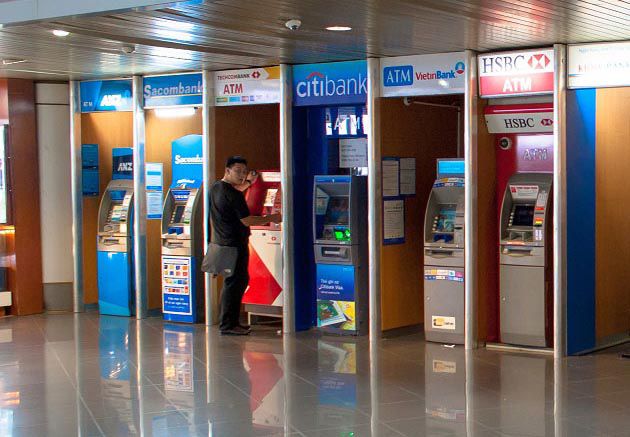 Sử dụng máy ATM bên trong ngân hàng