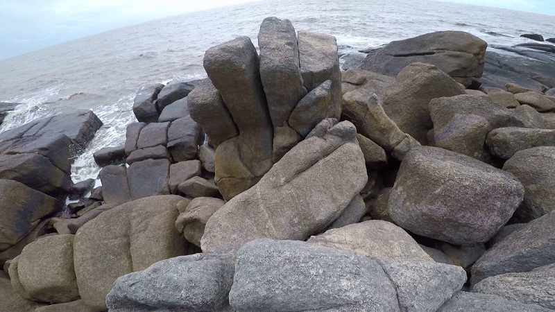 Những tảng đá được xếp chồng với những hình thù đặc biệt như bàn tay tiên 