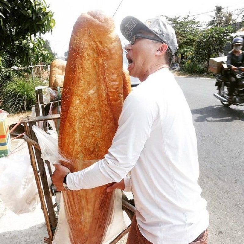 Nếm thử bánh mỳ khổng lồ ở An Giang