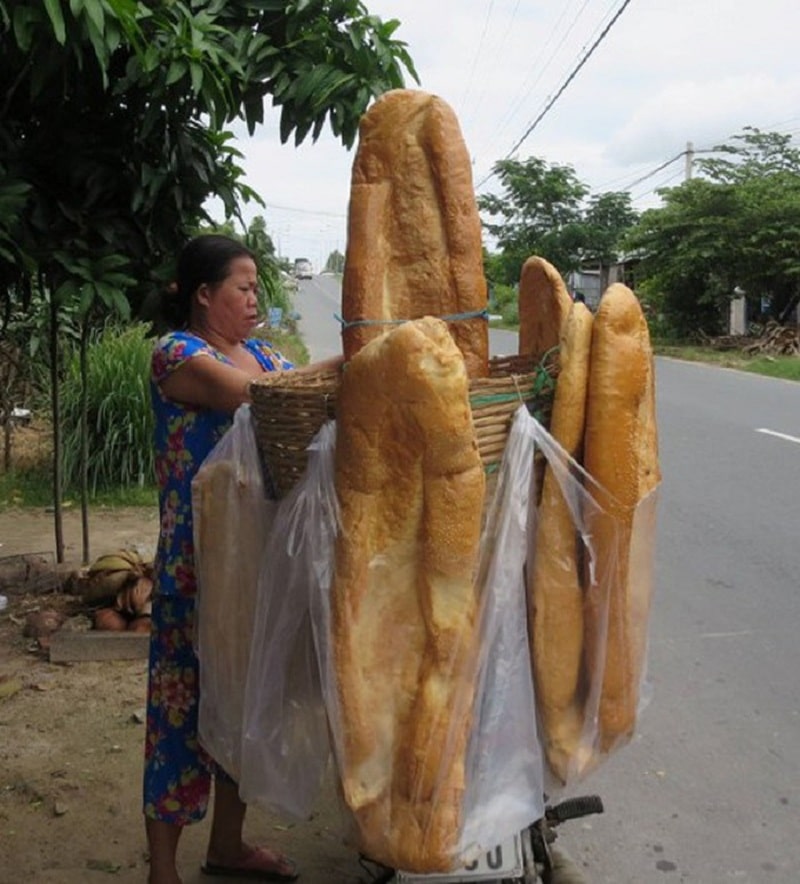Nếm thử bánh mỳ khổng lồ ở An Giang
