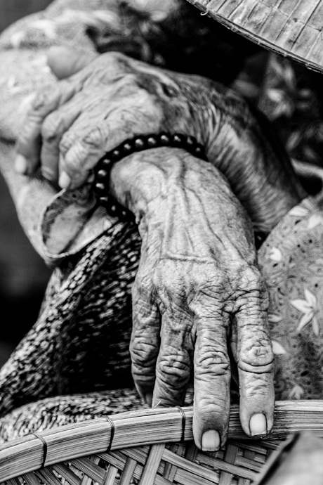 Bức ảnh b&agrave;n tay cụ b&agrave; ở Hội An được National Geographic đ&aacute;nh gi&aacute; cao