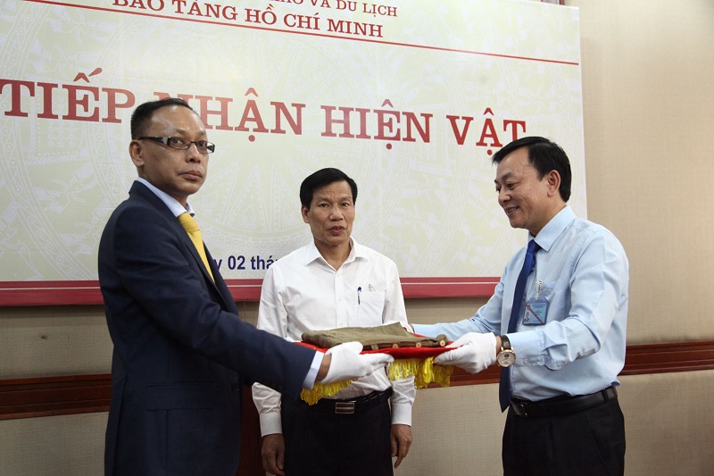 Bộ trưởng Nguyễn Ngọc Thiện chứng kiến lễ trao và tiếp nhận hiện vật áo trấn thủ.